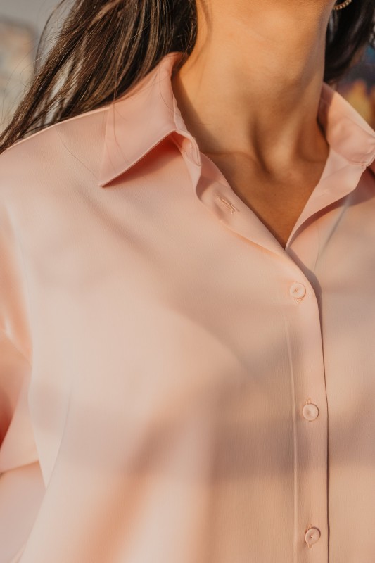 Détails de la chemise rose clair.