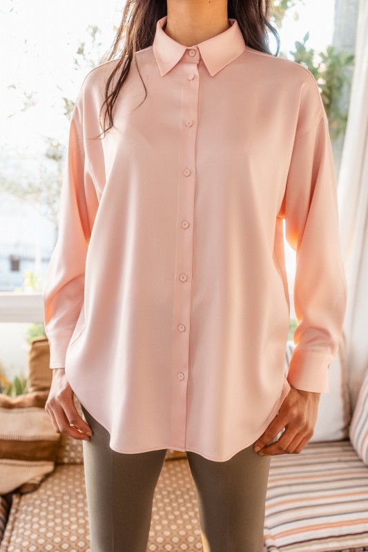 Détails de la chemise : Couleur rose pâle et style délicat.