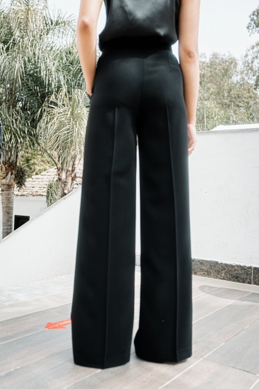 Détails en gros plan du pantalon noir pour femmes.