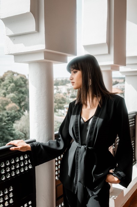 Un kimono en noir profond, une tenue classique.
