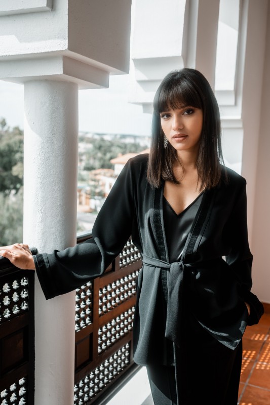 Un kimono noir avec une ceinture assortie, élégance en noir.