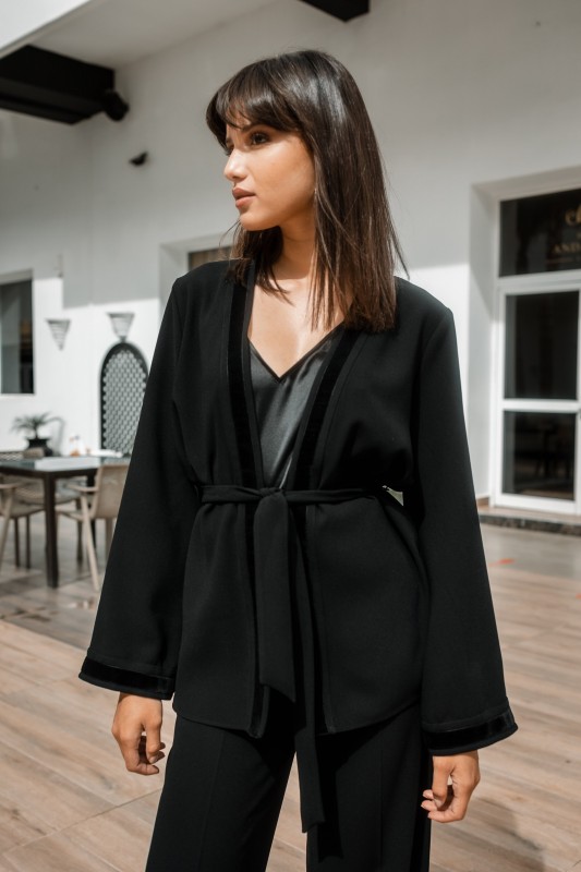 Kimono noir rehaussé d'une ceinture noire, une combinaison de couleurs intemporelle.
