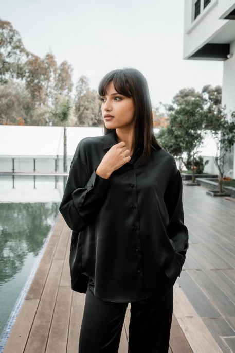 Chemise noire pour un look sobre et élégant.
