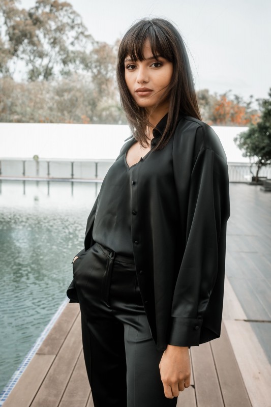 Chemise noire au style classique et intemporel.