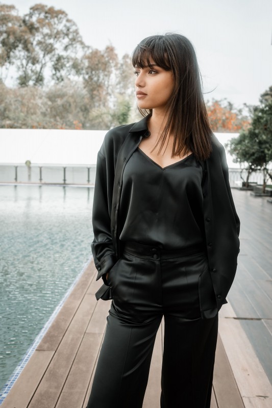 Chemise noire pour une tenue sophistiquée en toute occasion.