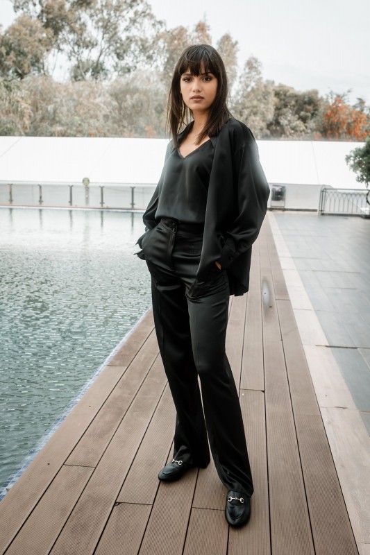 Chemise noire pour une tenue sophistiquée en toute occasion.