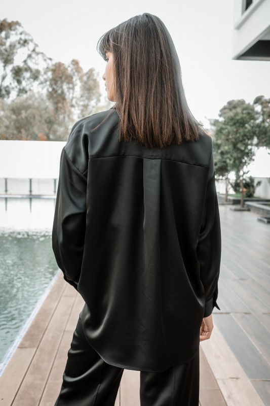 Détails de la chemise : Couleur noire et design minimaliste.