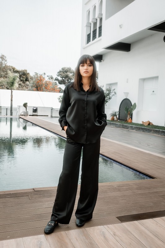 Chemise noire pour une tenue sophistiquée en toute occasion.