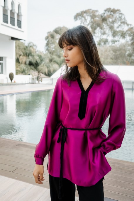 Blouse rose foncé élégante et tendance.