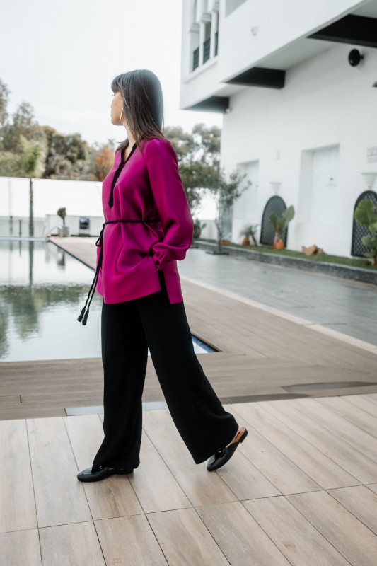 Blouse d'un rose profond, parfaite pour les occasions spéciales.