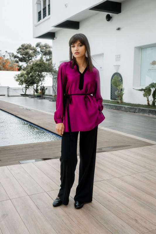 Blouse rose foncé intense pour un look audacieux et chic.
