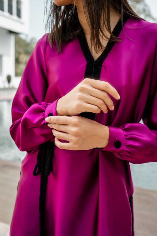 détails d'une blouse de couleur magenta