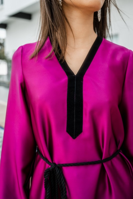 détails d'une blouse de couleur magenta