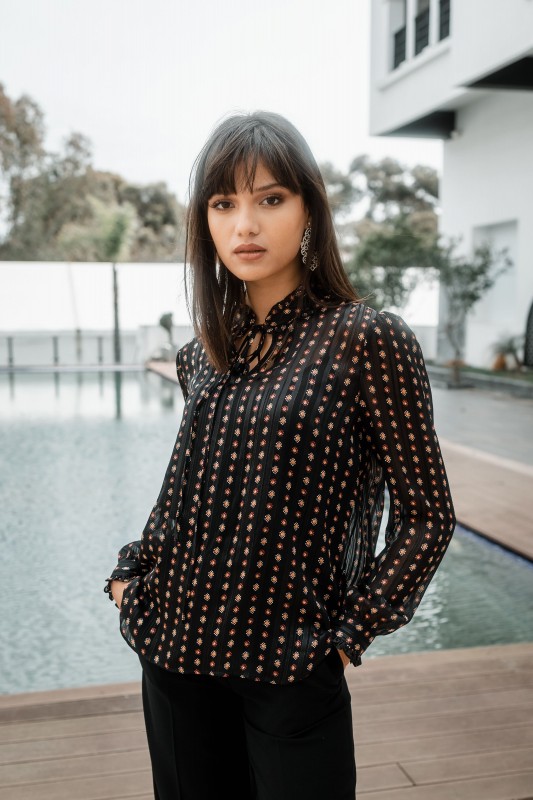 Détails de la Blouse noire élégante avec des motifs.