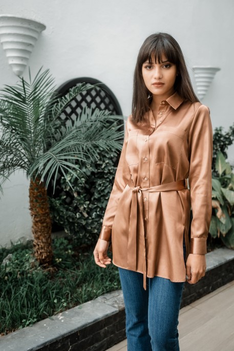 Chemise brillante en marron pour femme : Éclat et élégance terreuse.