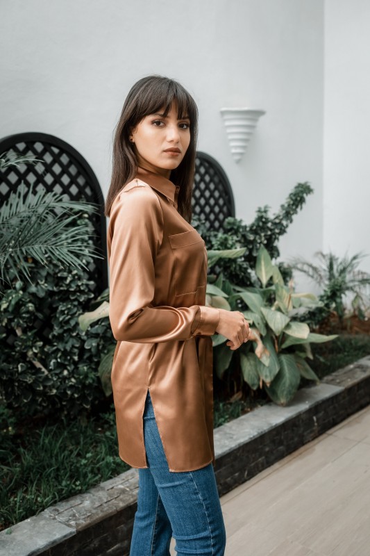 Chemise féminine au fini brillant dans une teinte de marron.