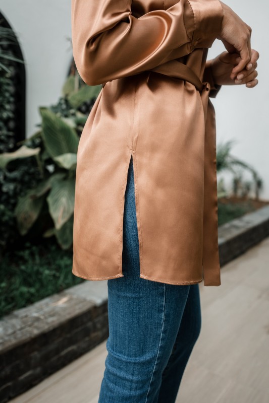 Détails de la chemise : Finition brillante et couleur marron.