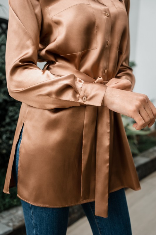 Détails de la chemise : Finition brillante et couleur marron.