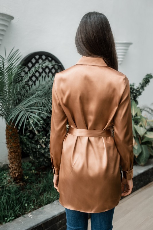 Chemise marron brillante pour une tenue chic et lumineuse.
