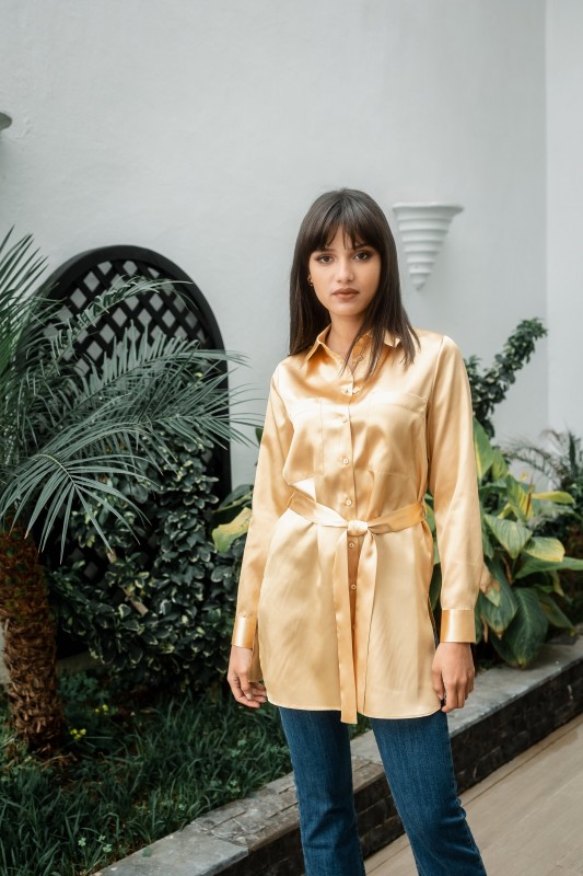 Chemise femme en or : Une touche d'élégance dorée.
