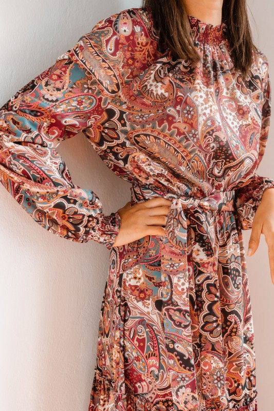 Détails de la robe à motif, une pièce unique et élégante.