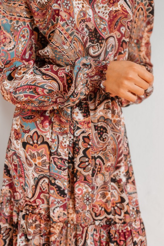 Détails de la robe à motif, une pièce unique et élégante.