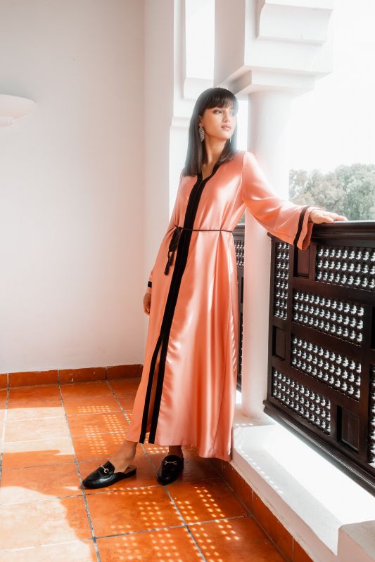 Caftan abricot pour un look estival et élégant.