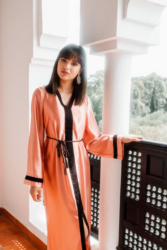 Caftan abricot pour un look estival et élégant.