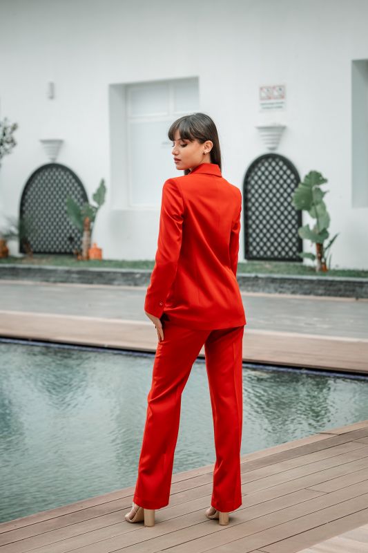 Pantalon pour femme en couleur brique, une teinte originale pour une tenue remarquable.