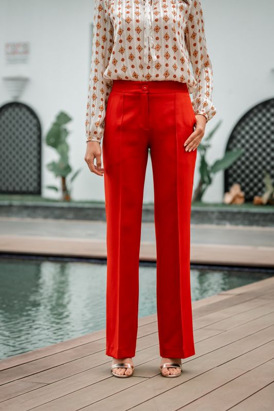 Détails du pantalon couleur brique pour femme, une option de couleur unique.