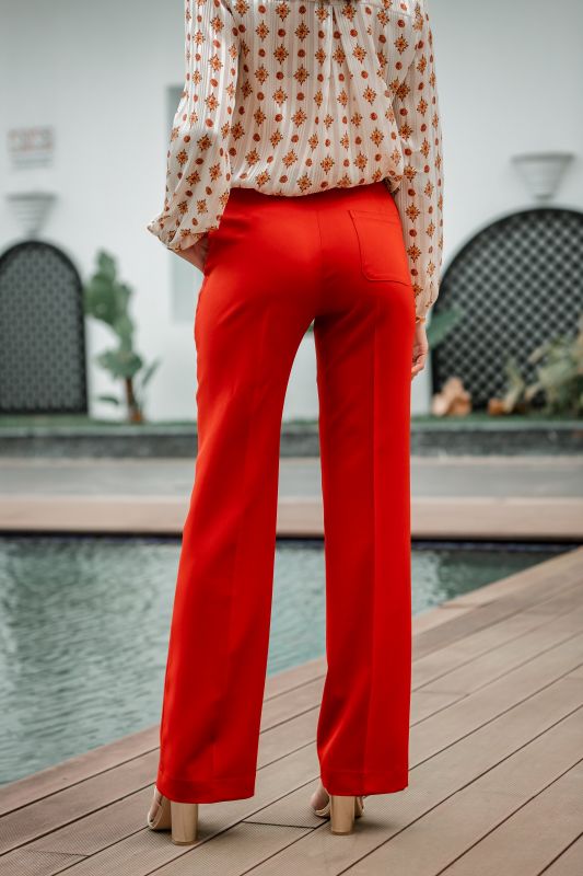 Détails du pantalon couleur brique pour femme, une option de couleur unique.