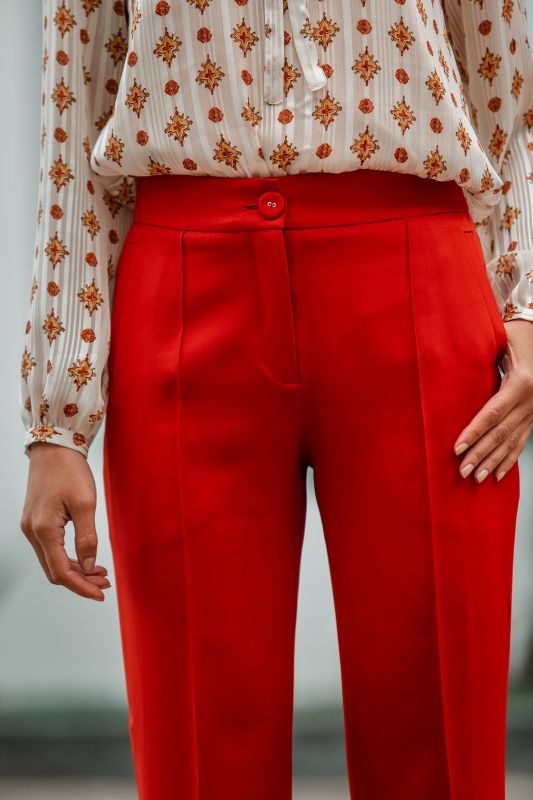 Détails du pantalon couleur brique pour femme, une option de couleur unique.