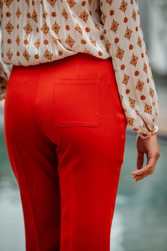 Détails du pantalon couleur brique pour femme, une option de couleur unique.