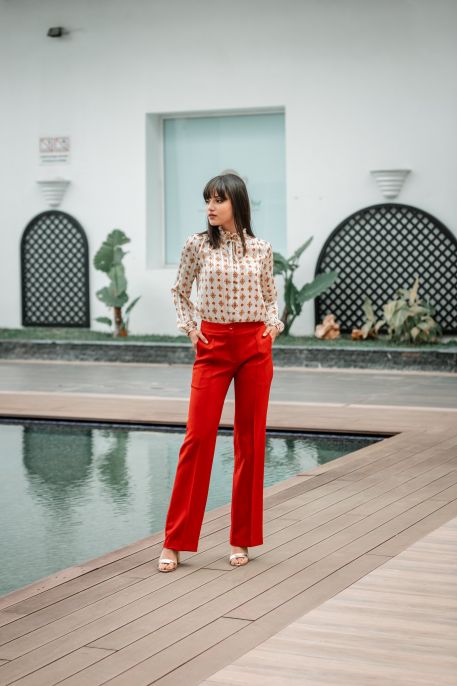 Blouse de couleur blanche décorée