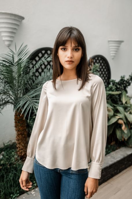 Élégante blouse blanche à manches longues.