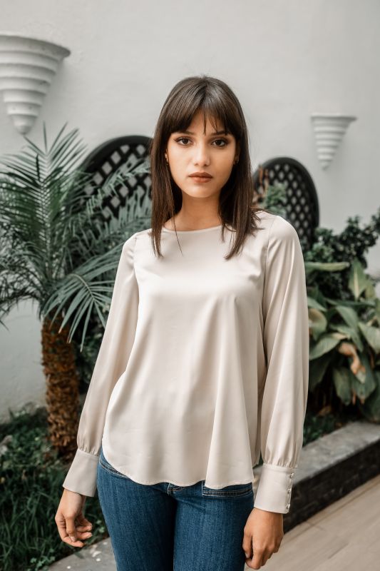 Élégante blouse blanche à manches longues.