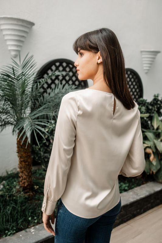 Détails de la blouse : manches longues et col rond.
