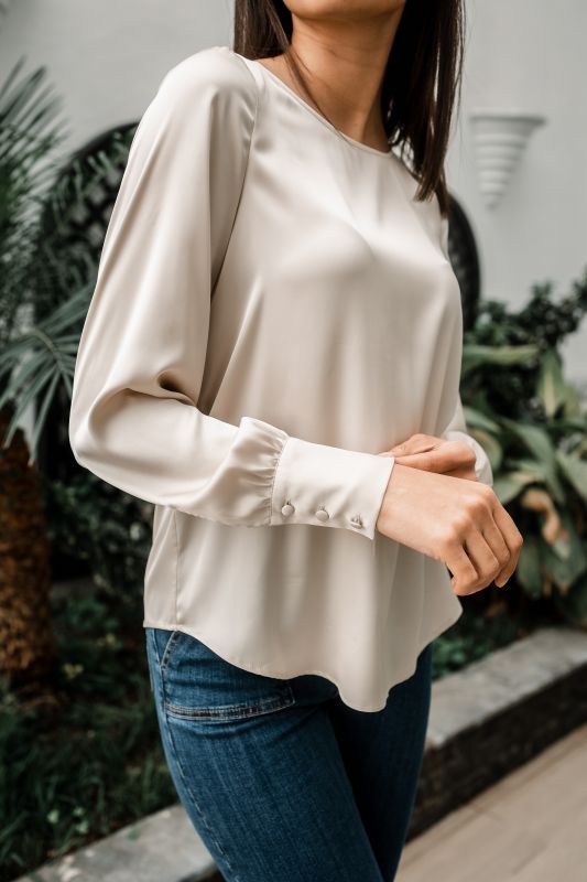 Détails de la blouse : manches longues et col rond.