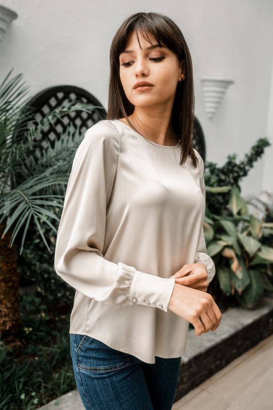Détails de la blouse : manches longues et col rond.
