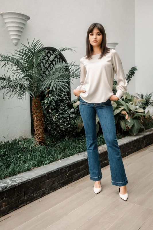 Blouse blanche parfaite pour toute occasion, manches longues incluses.