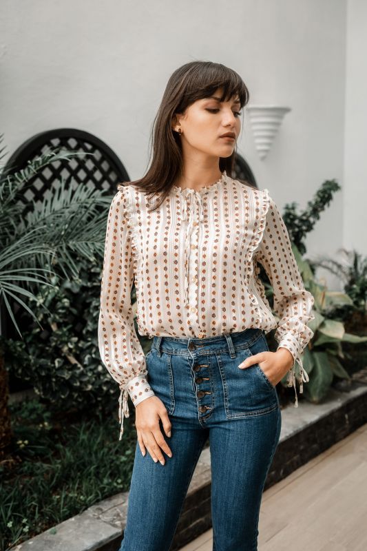 Une chemise blanche dotée d'or pour briller en toute élégance.