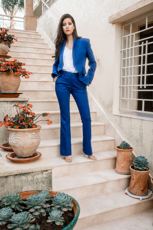 Pantalon classique bleu, pour une allure élégante.
