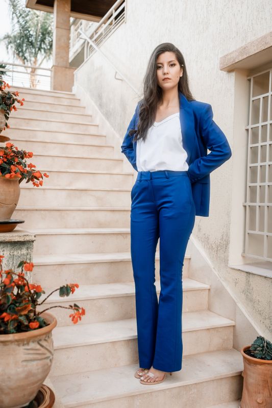Détails du pantalon bleu classique, une pièce polyvalente.