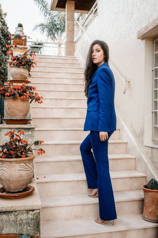 Un pantalon bleu classique pour femmes, une tenue chic et raffinée.