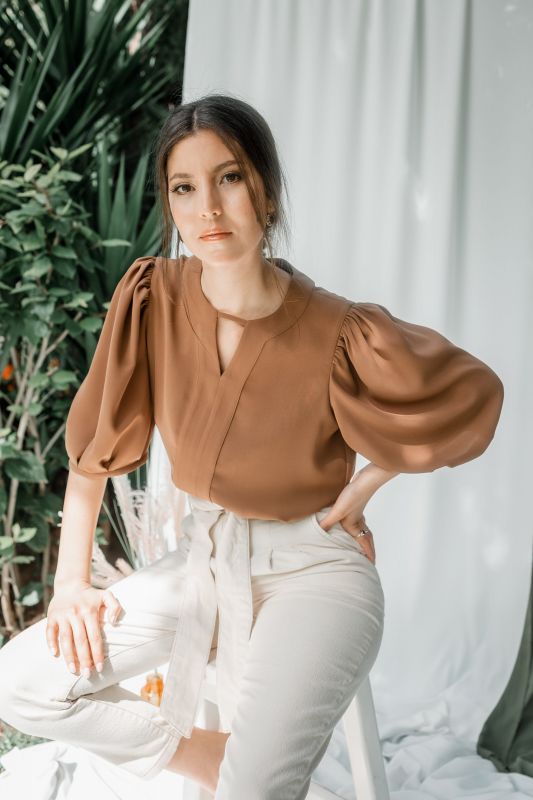 Blouse d'une couleur marron claire