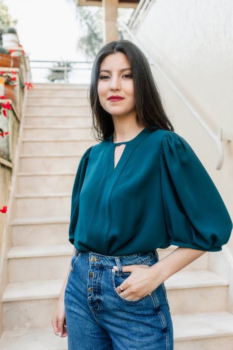 Blouse bleu acier avec design élégant.