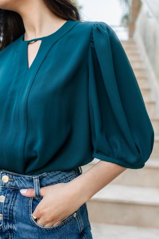 le détail de la blouse bleu acier.