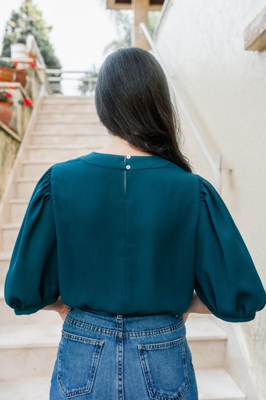 Vue arrière de la blouse bleu acier.