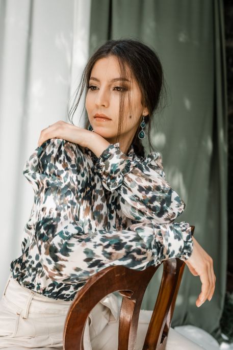 Chemise femme à motifs blanc cassé avec des rayures vertes : Un style unique.
