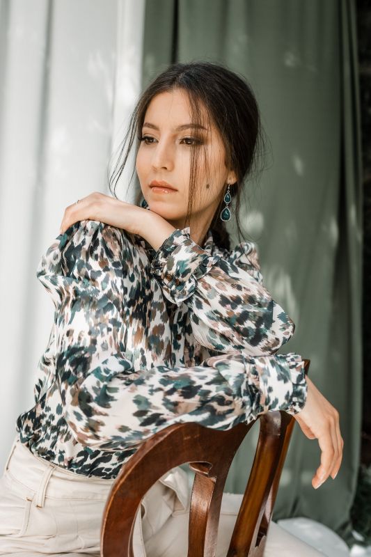 Chemise femme à motifs blanc cassé avec des rayures vertes : Un style unique.